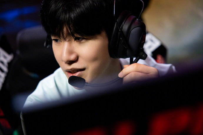 曝周琦完成眼角膜缝合手术 4年前视网膜裂孔.